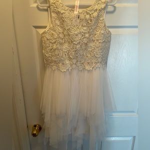 Beautiful dress never worn size 20 kids